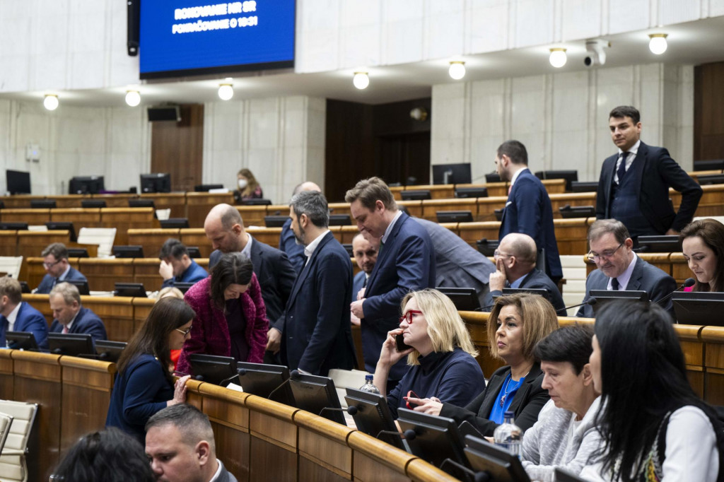 Podporu zatiaľ deklarovali strany Smer-SD a SNS.