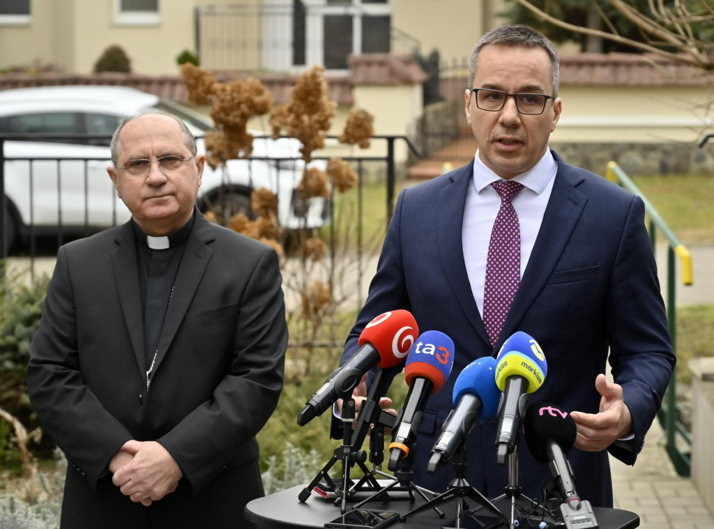 Na snímke zľava arcibiskup Mons. Bernard Bober a minister práce Erik Tomáš (Hlas). FOTO: TASR/Roman Hanc