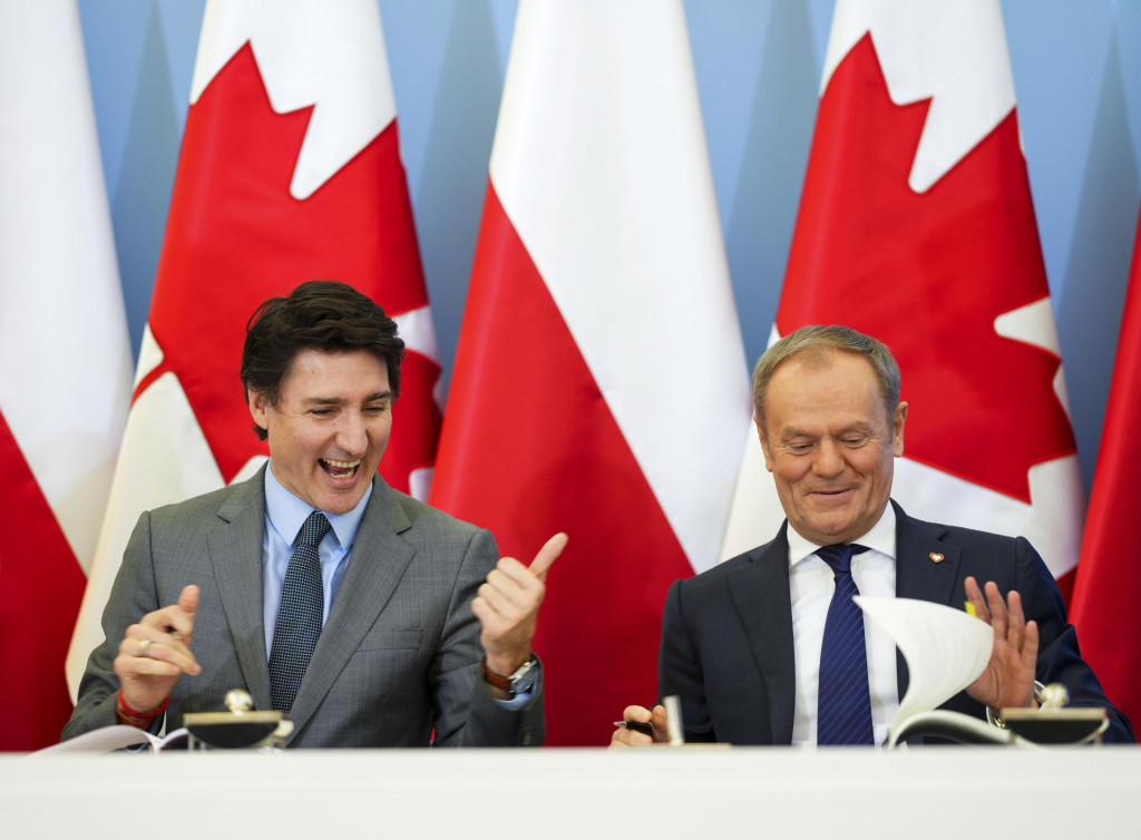 Kanadský premiér Justin Trudeau (vľavo) a poľský premiér Donald Tusk. FOTO: TASR/AP