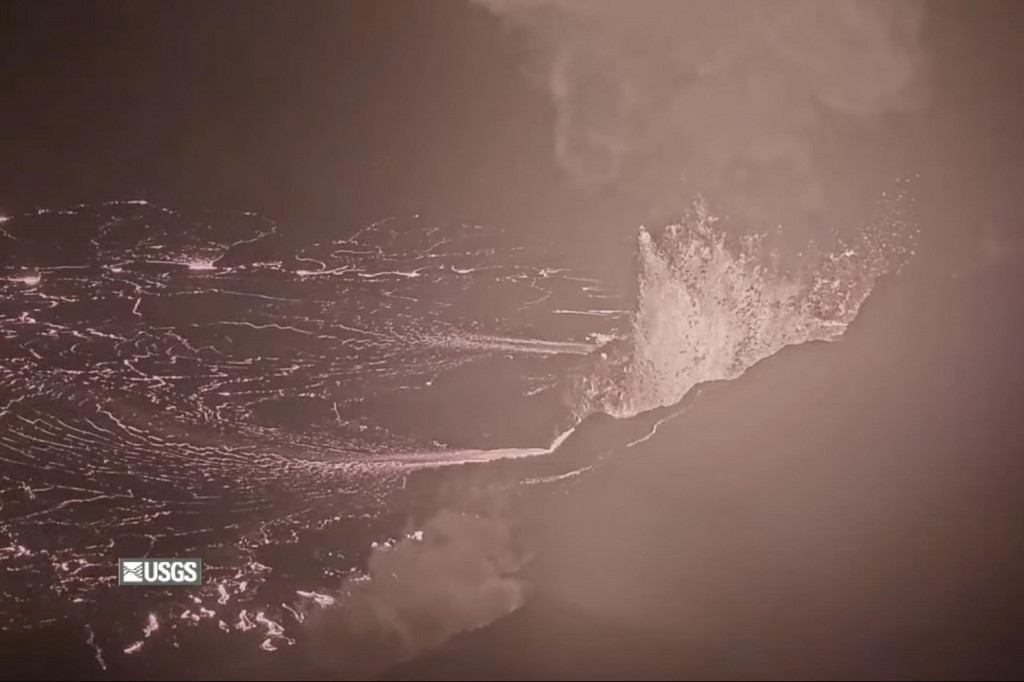 Na videosn&iacute;mke havajsk&aacute; sopka Kilauea chŕli l&aacute;vu. FOTO: TASR/AP