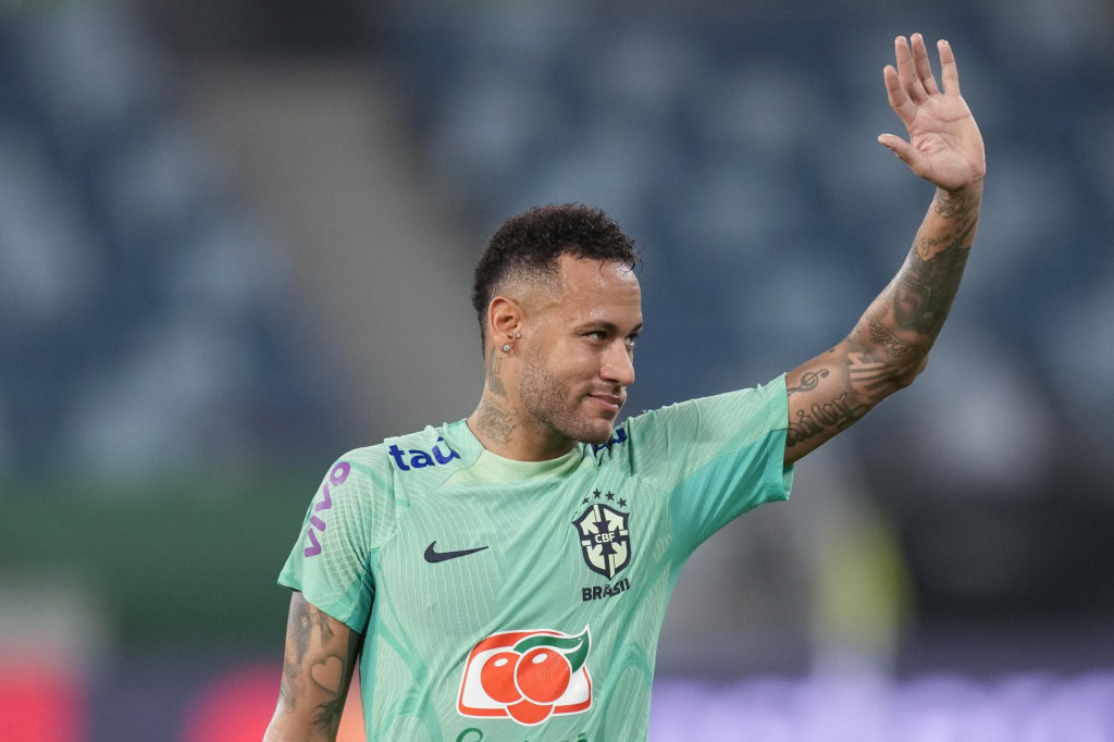 Na archívnej snímke z 10. októbra 2023 Brazílčan Neymar máva fanúšikom počas tréningu v brazílskom meste Cuiba. FOTO: TASR/AP