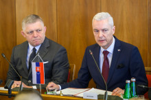 Zľava predseda vlády SR Robert Fico (SMER-SD) a predseda Výboru NR SR pre európske záležitosti Ján Ferenčák (HLAS-SD). FOTO: TASR/Jaroslav Novák