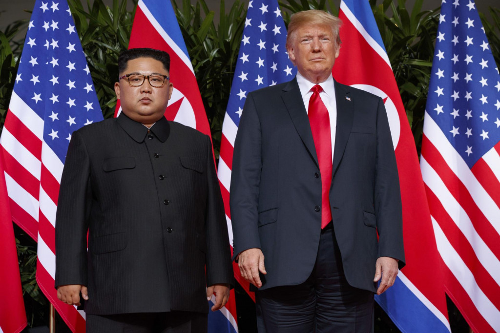 Na archívnej snímke z 12. júna 2018 americký prezident Donald Trump (vpravo) a severokórejský líder Kim Čong-un pózujú počas stretnutia v Singapure. FOTO: TASR/AP
