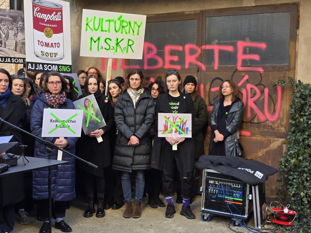 Zamestnankyne Slovenskej národnej galérie počas tlačovej konferencie iniciátorok hromadnej výzvy na ochranu SNG Zuzany Dzurdzíkovej, Kláry Hudákovej, Kristíny Paulenovej, Gabriely Schultzovej a Zuzany Vravnikovej na tému ”Hromadný odchod zamestnancov SNG” v Bratislave. FOTO: TASR/Pavel Neubaer