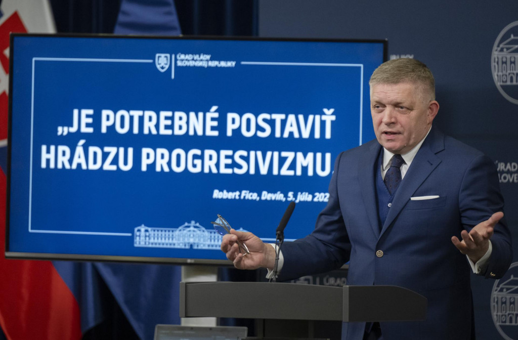Premi&eacute;r Robert Fico na tlačovej konferencii na t&eacute;mu &Uacute;stavn&aacute; hr&aacute;dza proti progresivizmu v Bratislave. FOTO TASR