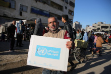 Palestínčan nesie schránku pomoci poskytnutú UNRWA. FOTO: Reuters