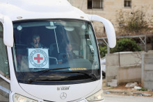 Autobus preváža oslobodených palestínskych väzňov po ich FOTO: Reuters