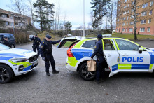 Polícia vykonáva operácie pri Štokholme po streľbe na aktivistu Salwána Múmíká. FOTO: Reuters /TT