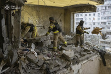 Záchranári prehľadávajú trosky zničenej obytnej budovy po ruskom dronovom útoku v meste Sumy, na severovýchode Ukrajiny. FOTO: TASR/AP