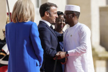 Francúzsky prezident Emmanuel Macron (vľavo) a čadský prezident generál Mahamat Idriss Déby Itno. FOTO: TASR/AP