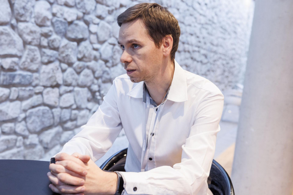 Róbert Sabo pracuje s tímom Ústavu informatiky SAV na odhaľovaní Alzheimerovej choroby pomocou nástrojov umelej inteligencie. FOTO: ITAPA