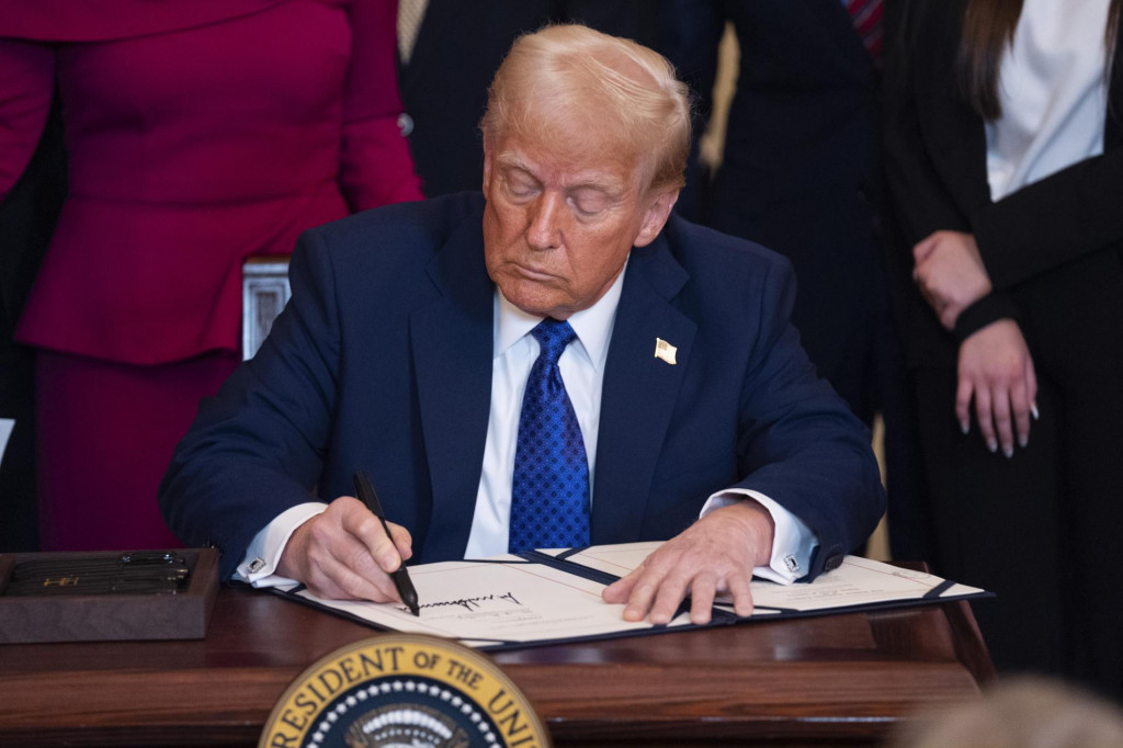 Americký prezident Donald Trump podpisuje zákon. FOTO: TASR/AP