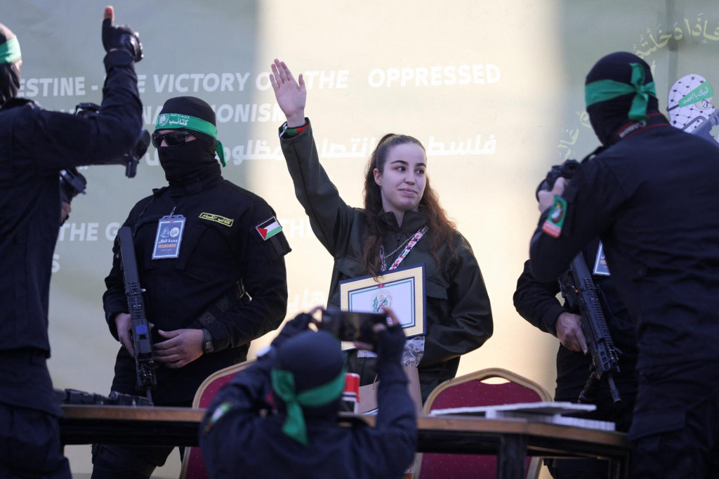 Palestínski militanti z Hamasu prepustili izraelskú vojačku Agam Bergerovú zadržiavanú v Gaze od útoku 7. októbra 2023. FOTO: Reuters