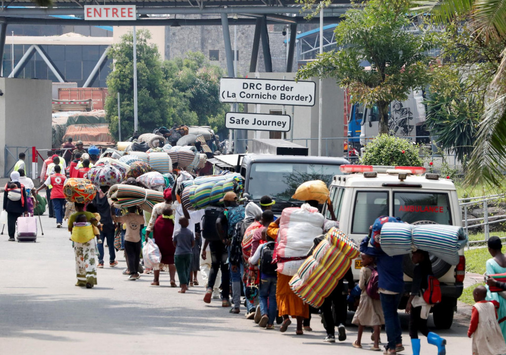 Konžskí civilisti, ktorí utiekli z Gomy po stretoch medzi povstalcami M23 a ozbrojenými silami Konžskej demokratickej republiky. FOTO: Reuters