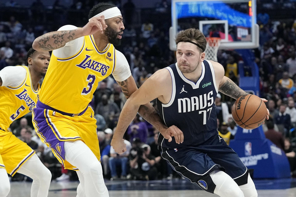 Koniec jednej éry. Luka Dončič (vpravo) v súboji proti Anthonymu Davisovi. Obe hviezdy menia v rámci megatrejdu NBA klubovú adresu. FOTO: Profimedia.sk