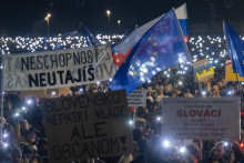 Na snímke demonštranti počas protivládneho zhromaždenia Slovensko je Európa na Námestí Slobody v Bratislave 24. januára 2025. FOTO: TASR/Martin Baumann