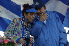 Na archívnej snímke z 5. septembra 2018 nikaragujský prezident Daniel Ortega, jeho manželka a viceprezidentka Rosario Murillová. FOTO: TASR/AP