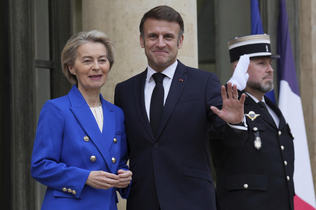 Francúzsky prezident Emmanuel Macron a predsedníčka Európskej komisie Ursula von der Leyenová pózujú pred rozhovormi v Elyzejskom paláci v Paríži. FOTO: TASR/AP