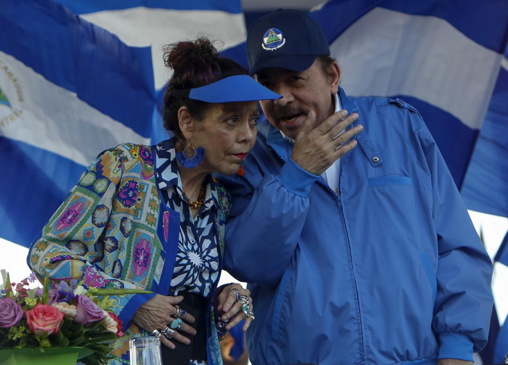 Na archívnej snímke z 5. septembra 2018 nikaragujský prezident Daniel Ortega, jeho manželka a viceprezidentka Rosario Murillová. FOTO: TASR/AP