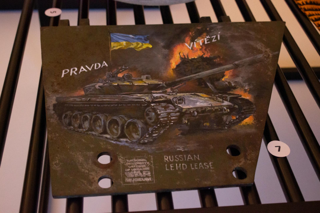 Tankový diel s vyobrazením tanku, ukrajinskej vlajky a českého nápisu ”Pravda vítězí”, ktorý český prezident dostal od prezidenta Ukrajiny Volodymyra Zelenského. FOTO: TASR/Barbora Vizváryová