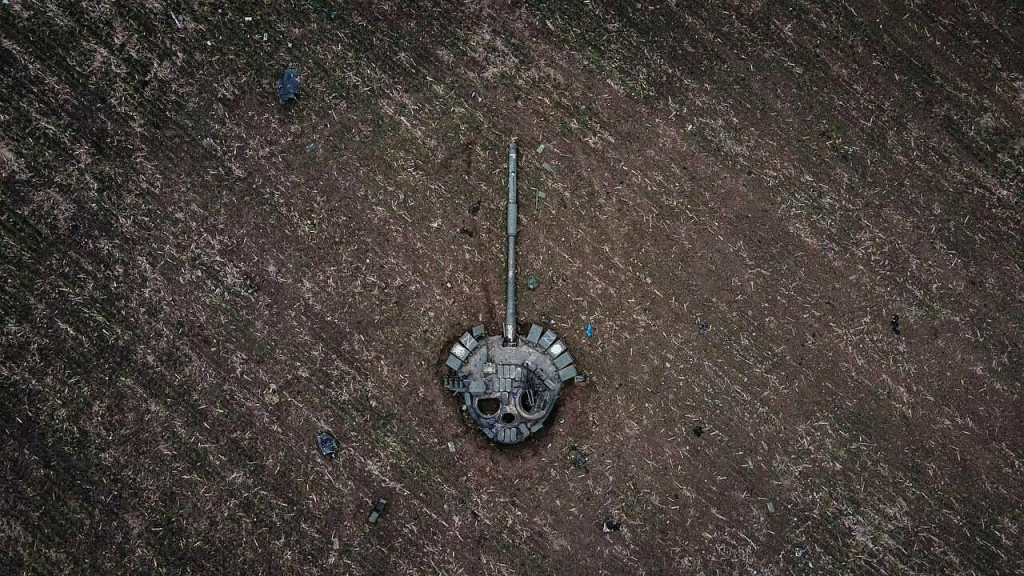 Veža zničeného ruského tanku T-72B na Ukrajine. FOTO: @osinttechnical
