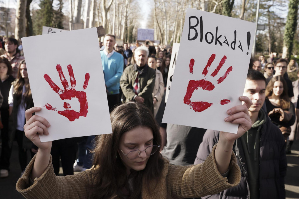 Mladá žena drží transparenty počas protestu na podporu srbských študentov v bosnianskom meste Banja Luka, 240 km severozápadne od Sarajeva. FOTO: TASR/AP
