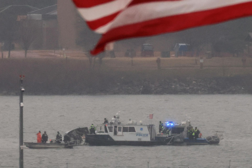 Pátracie a záchranné tímy pracujú v blízkosti národného letiska Ronalda Reagana vo Washingtone, po zrážke letu American Eagle 5342 a vrtuľníka Black Hawk, ktorý sa zrútil do rieky Potomac. FOTO: Reuters
