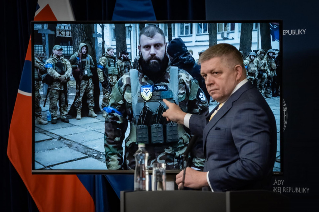 Predseda vlády Robert Fico (Smer-SD) ukazuje na fotografiu, na ktorej je veliteľ Gruzínskej národnej légie Mamuka Mamulašvili. FOTO: TASR/Úrad vlády SR