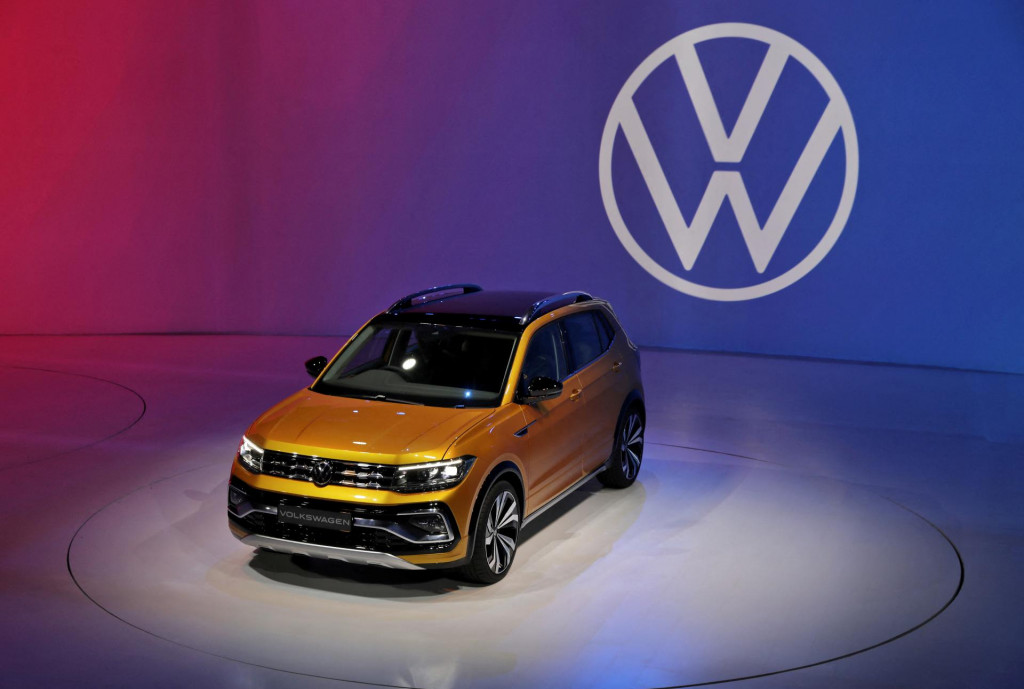 FILE PHOTO: Volkswagen Taigun compact SUV car is on display after it was unveiled at an event in New Delhi, India, February 3, 2020. Picture taken February 3, 2020. REUTERS/Anushree Fadnavis/File Photo FOTO: Anushree Fadnavis