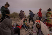 Migranti z Venezuely pri hľadaní vstupného bodu do Spojených štátov popri opevnenom plote v El Pase v Texase. FOTO: Reuters