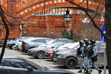 Bezpečnostné zložky hliadkujú neďaleko miesta výbuchu v obytnej budove v ruskej Moskve. FOTO: REUTERS