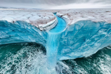 Tento fascinujúci obrázok ľadovca Brasvellbreen v Nórsku, ktorý zachytil izraelský fotograf Roie Galitz, upozorňuje na nevyhnutnosť riešenia klimatickej zmeny. Topenie ľadovcov urýchľuje hrozby pre pobrežia a ohrozuje ekosystémy aj ľudí. Galitz získal cenu ‘Planet Earth - Landscape, Climate and Water‘.