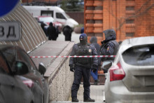 Policajti hliadkujú po explózii pred výškovou obytnou budovou na severovýchode Moskvy v pondelok 3. februára 2025. FOTO: TASR/AP