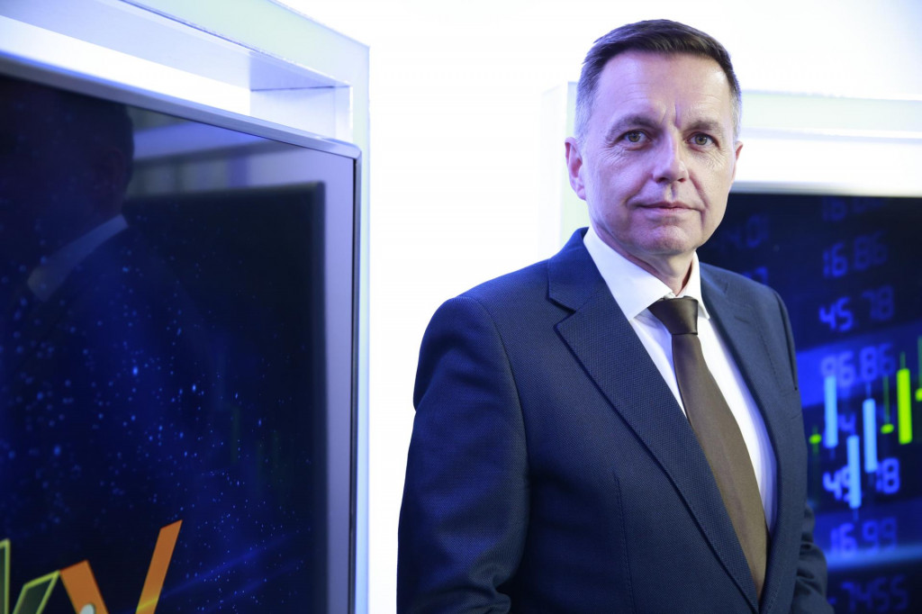 Guvernér NBS Peter Kažimír v štúdiu HN televízie pred natáčaním rozhovoru do relácie BlackJackonomix. FOTO: Archív HN
