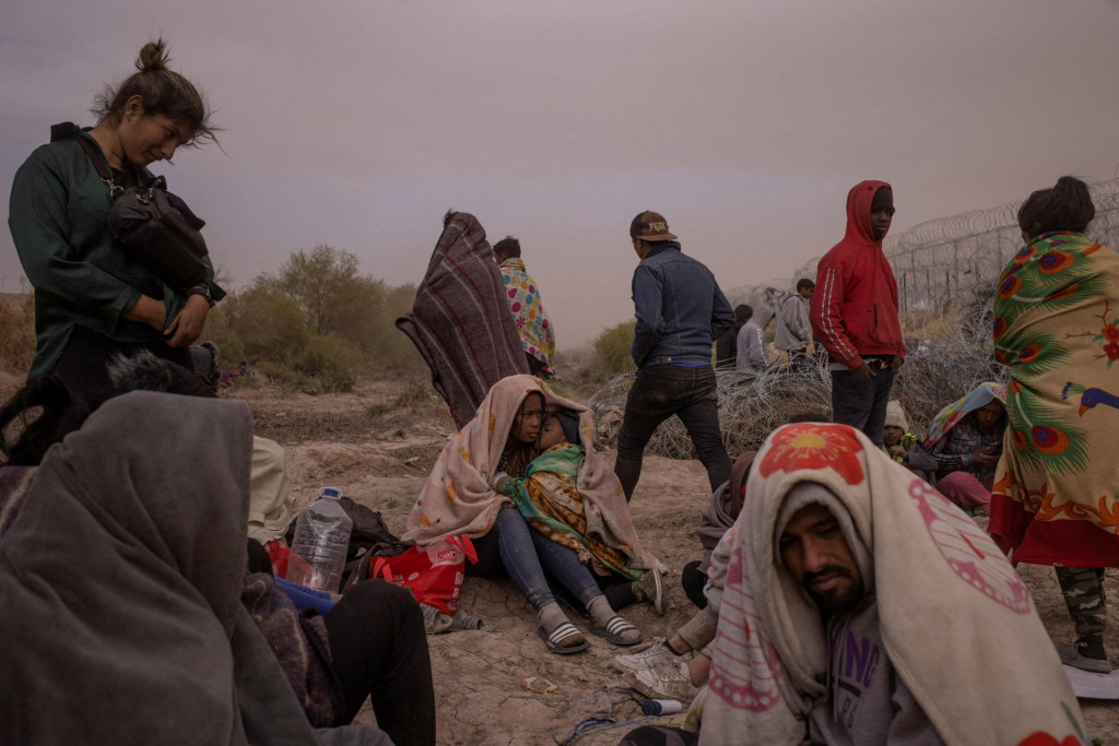 Migranti z Venezuely pri hľadaní vstupného bodu do Spojených štátov popri opevnenom plote v El Pase v Texase. FOTO: Reuters