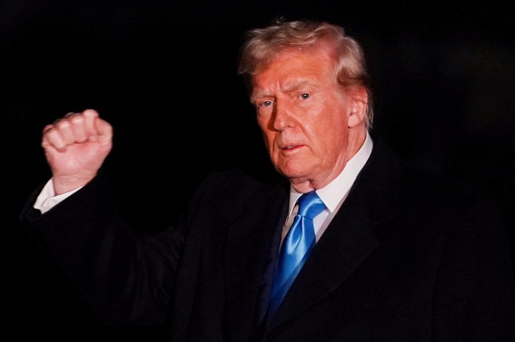 Americký prezident Donald Trump po prílete helikoptérou na južný trávnik Bieleho domu. FOTO: REUTERS