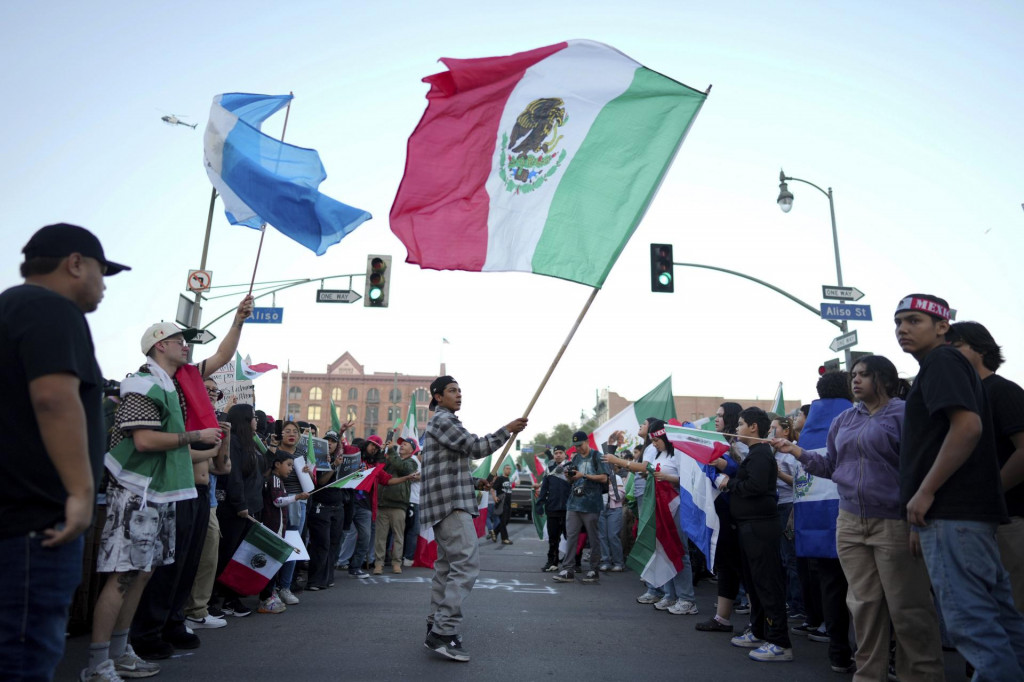 Demonštranti mávajú vlajkami počas protestu, na ktorom vyzývali na imigračnú reformu v Los Angeles. FOTO: TASR/AP