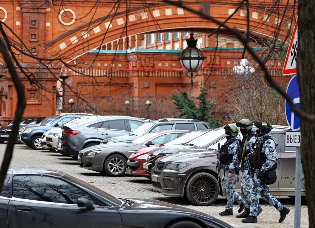 Bezpečnostné zložky hliadkujú neďaleko miesta výbuchu v obytnej budove v ruskej Moskve. FOTO: REUTERS