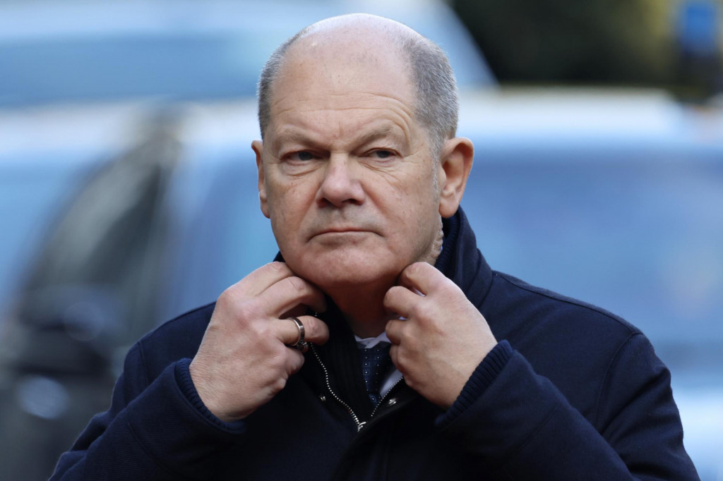 Nemecký kancelár Olaf Scholz prichádza na neformálne stretnutie európskych politikov o bezpečnostnej politike v Bruseli v pondelok 3. februára 2025. FOTO: TASR/AP