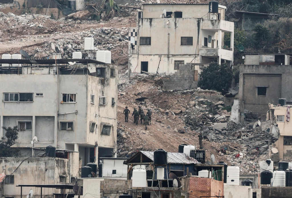 Príslušníci izraelskej armády kráčajú počas operácie na Izraelom okupovanom Západnom brehu Jordánu. FOTO: REUTERS