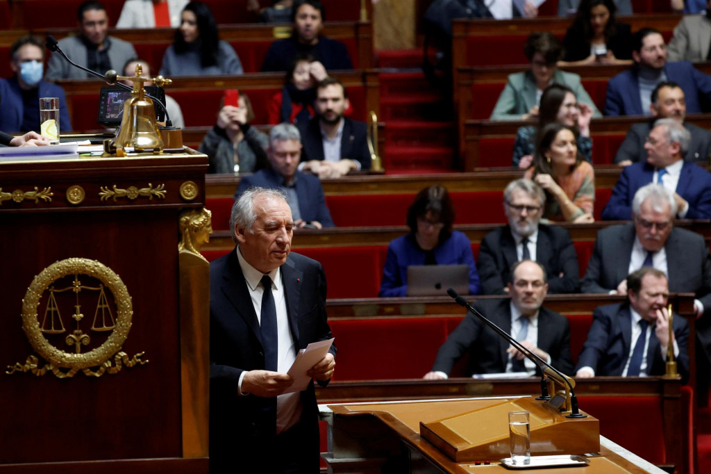 Francúzsky premiér Francois Bayrou prichádza predniesť prejav počas diskusie o záveroch spoločného výboru k francúzskemu návrhu rozpočtu na rok 2025 na Národnom zhromaždení v Paríži vo Francúzsku. FOTO: Reuters