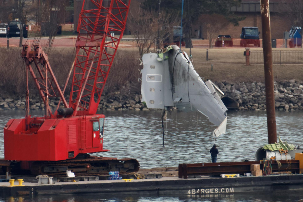Žeriav vyťahuje krídlo z trosiek v rieke Potomac po zrážke letu American Eagle 5342 a vrtuľníka Black Hawk, ktorý sa zrútil do rieky. FOTO: Reuters
