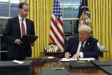 Americký prezident Donald Trump podpisuje príkaz, ktorý spoločnosti TikTok poskytuje ďalších 75 dní na rokovania predtým, ako nadobudne platnosť zákaz obľúbenej čínskej aplikácie. FOTO: TASR/AP