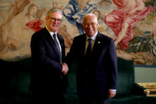 Britského premiéra Keira Starmera víta predseda Európskej rady Antonio Costa. FOTO: Reuters