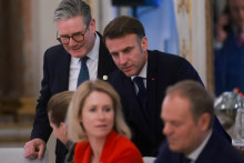 Britský premiér Keir Starmer, francúzsky prezident Emmanuel Macron, vysoká predstaviteľka pre zahraničné veci a bezpečnostnú politiku Kaja Kallasová a poľský premiér Donald Tusk sa zúčastňujú na neformálnom stretnutí lídrov EÚ v Bruseli. FOTO: Reuters