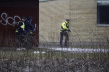 Polícia na mieste incidentu v škole Risbergska v Örebro. FOTO: TASR/AP/TT News Agency