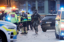 Záchranári a policajti pracujú v školskom stredisku pre vzdelávanie dospelých Campus Risbergska po streleckom útoku vo švédskom Orebre. FOTO: Reuters