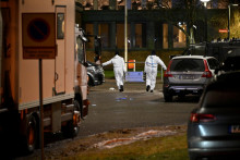 Policajní technici vstupujú do školy Risbergska po smrteľnom streleckom útoku v stredisku vzdelávania dospelých Campus Risbergska school v švédskom meste Örebro. FOTO: REUTERS