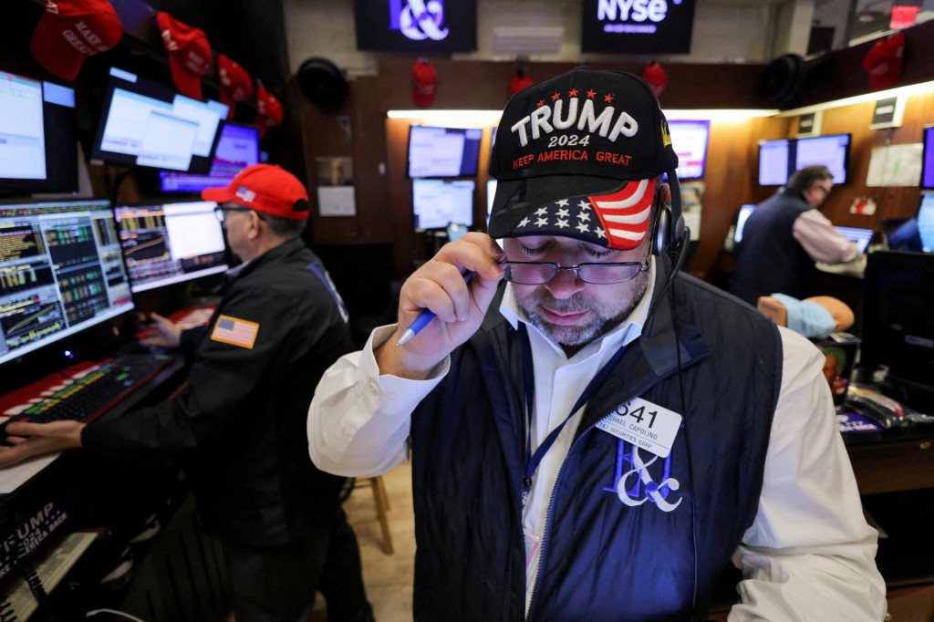 Obchodník na Wall Street podporujúci Donalda Trumpa. FOTO: REUTERS