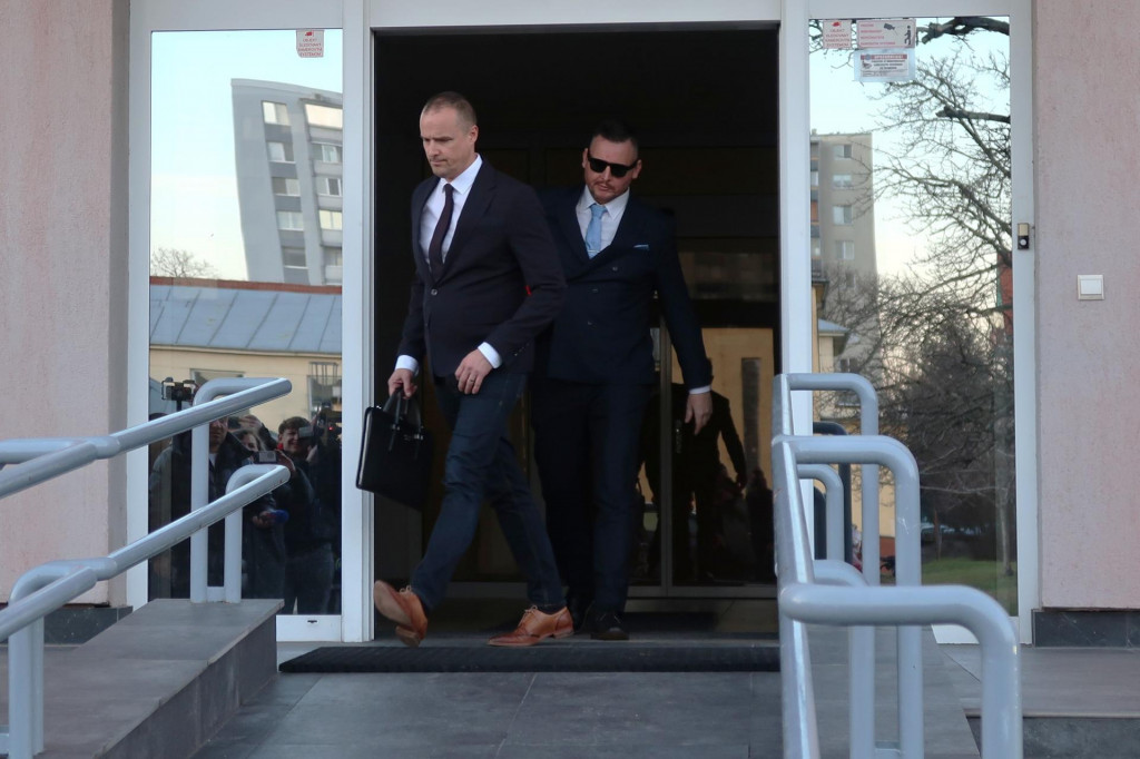 Na snímke sprava trestne stíhaný Daniel Bombic a jeho právny zástupca David Lindtner opúšťajú budovu Špecializovaného trestného súdu v Pezinku v stredu 29. januára 2025.

FOTO: TASR/O. Hercegh